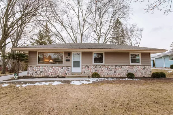 7203 Dorchester Ln, Greendale, WI 53129