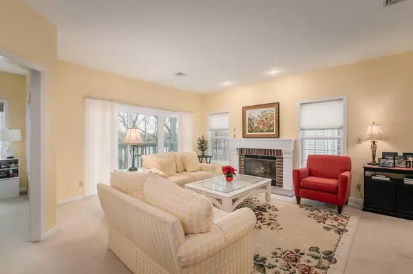 551 Lake Bluff Rd #F, Thiensville, WI 53092