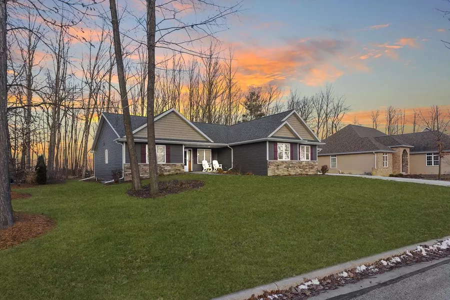 498 Oriole Ln, Howards Grove, WI 53083