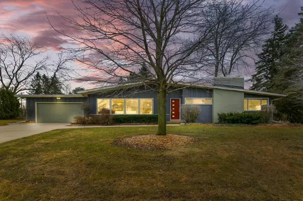 2551 W Hunt Club Cir, Glendale, WI 53209