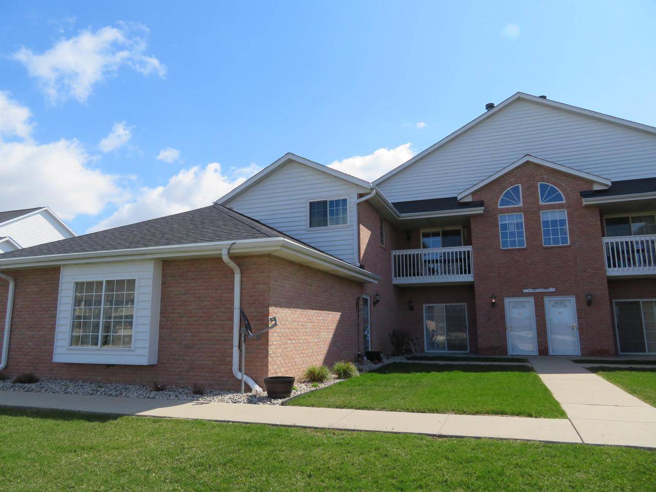 W241N2573 E Parkway Meadow Cir #4, Pewaukee, WI 53072