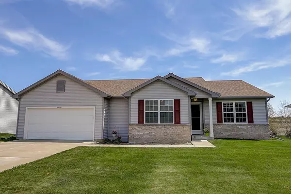 N8192 Woody Ln, Ixonia, WI 53036