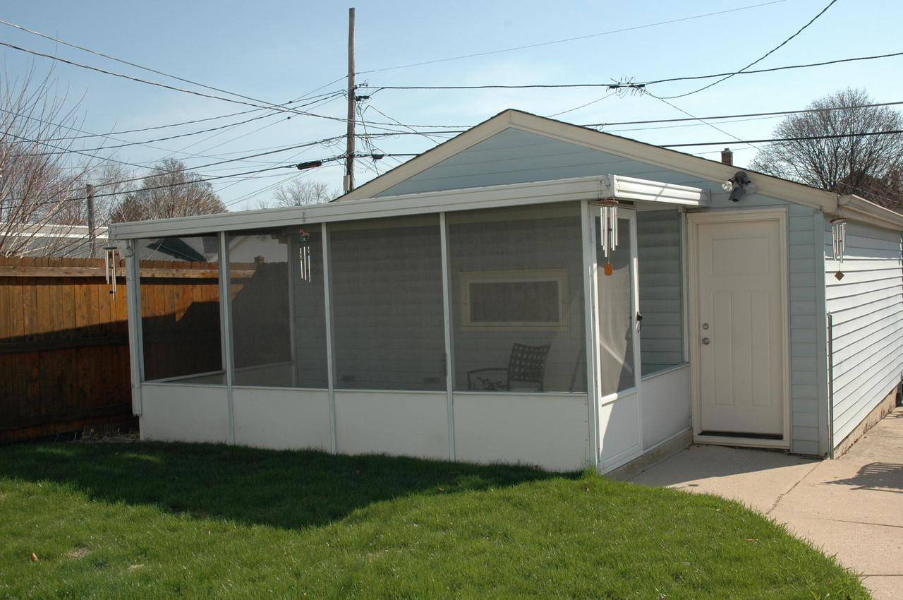 West Allis, WI 53219,2112 S 70th St