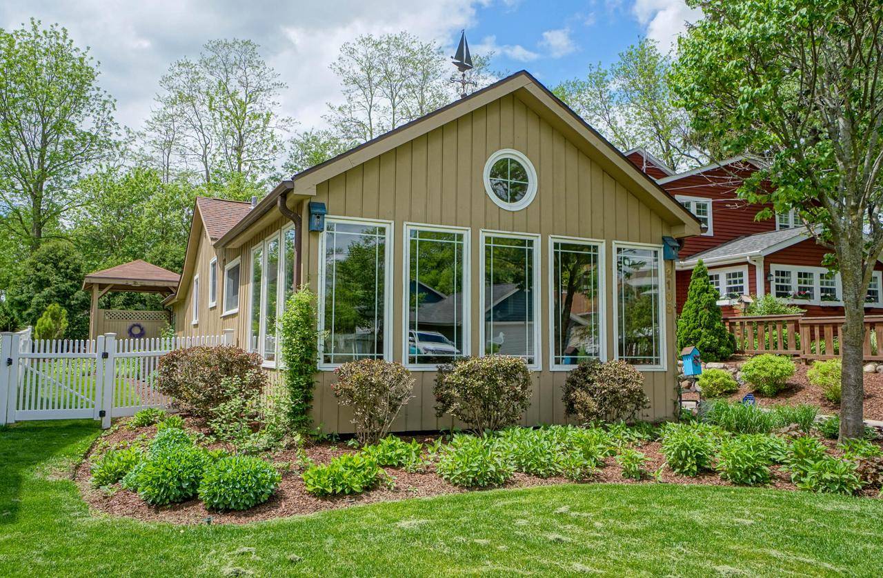 2105 W Shore Dr, Delafield, WI 53018