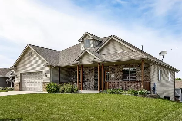 272 Silver Fox Dr S, Kewaskum, WI 53040