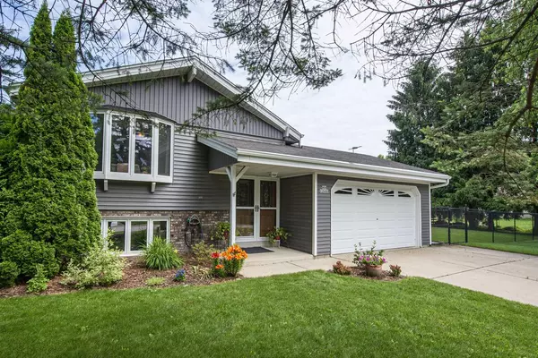 N64W28480 Meadowlark Ln, Hartland, WI 53029