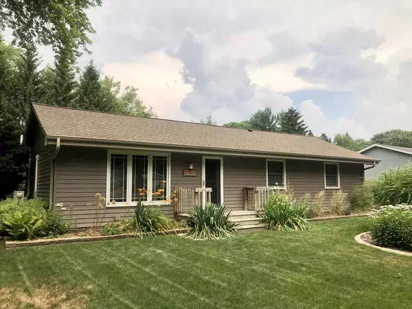 1015 Sunset Dr, Delafield, WI 53018