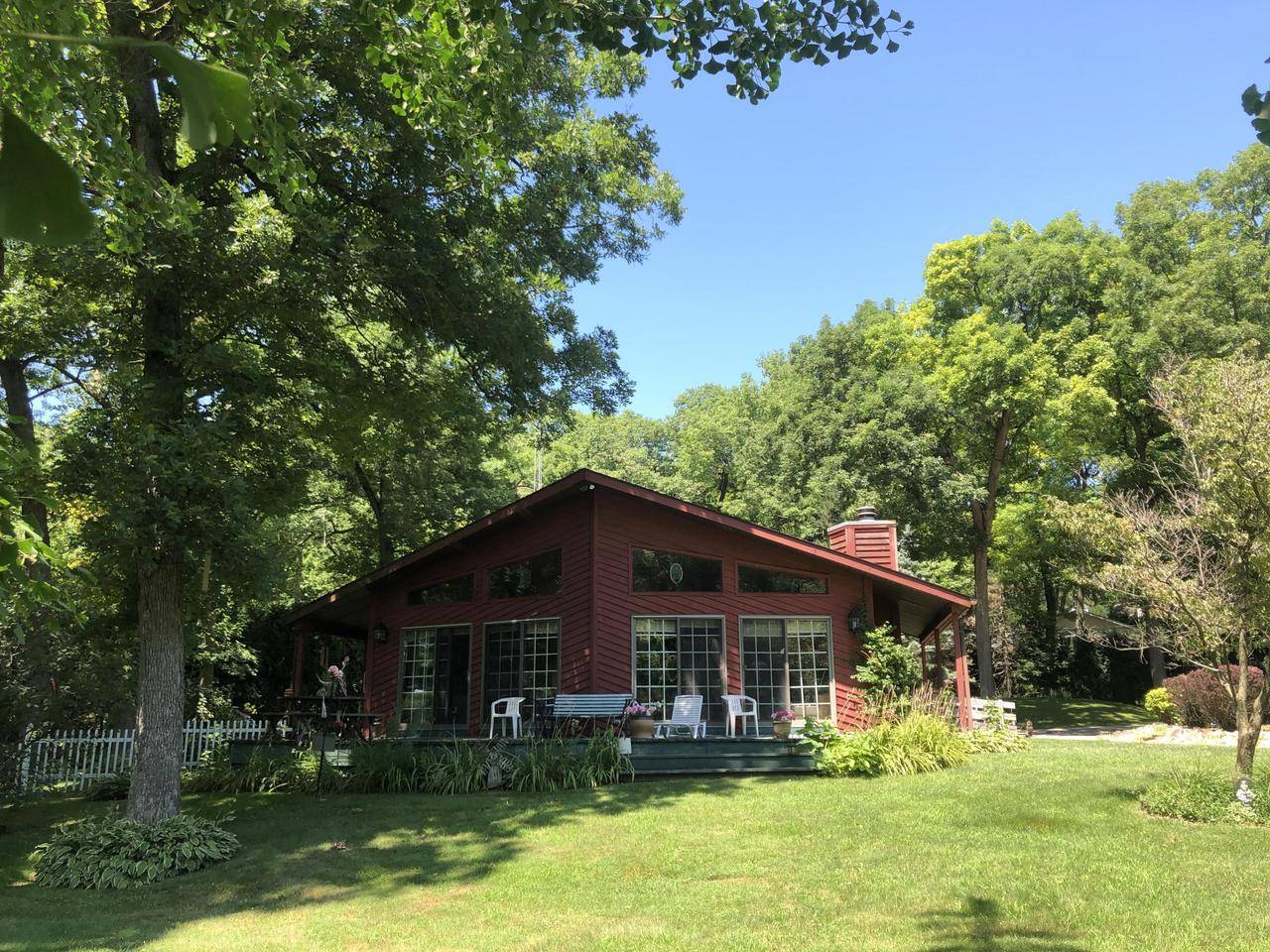 N2341 Sylvan Ln, Lake Geneva, WI 53147