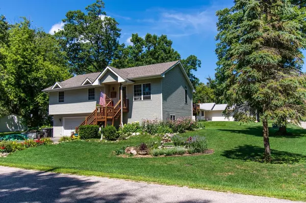 W3564 Woodland Dr, Lake Geneva, WI 53147