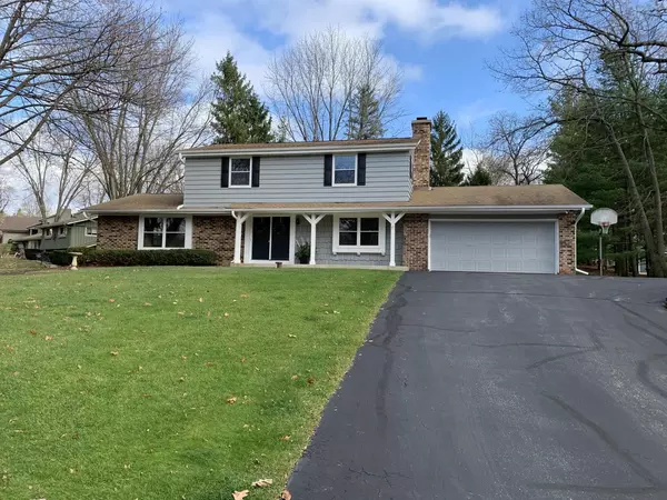 724 St Johns Dr, Delafield, WI 53018