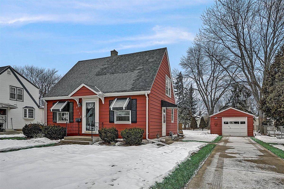West Allis, WI 53227,8620 W Boone Ave