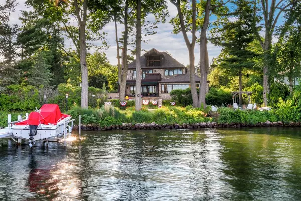 9 Hillside Dr, Lake Geneva, WI 53147