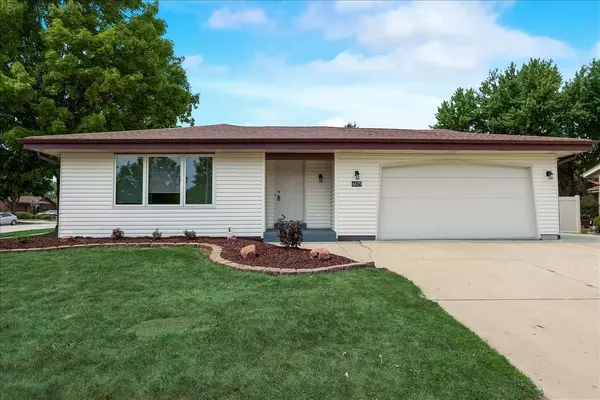 6875 S Highfield Dr, Oak Creek, WI 53154