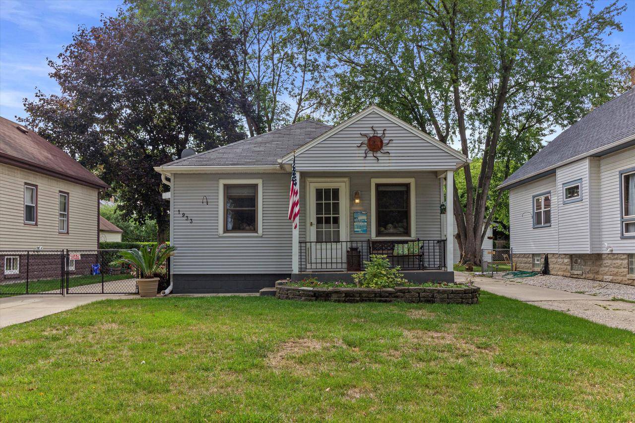 1933 S 95th St, West Allis, WI 53227