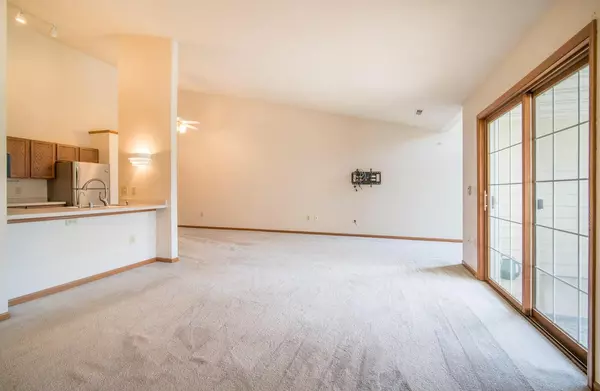 Pewaukee, WI 53072,W240N2500 E Parkway Meadow CIRCLE #8