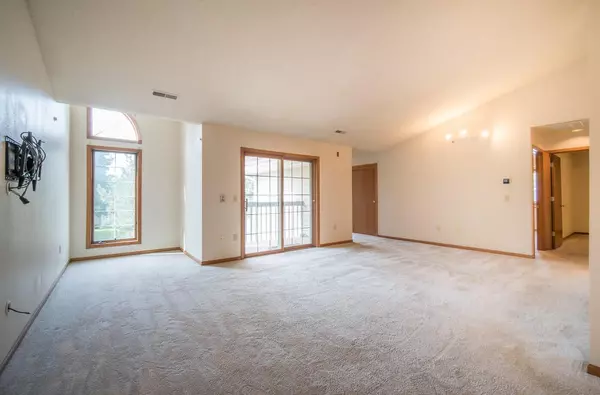 Pewaukee, WI 53072,W240N2500 E Parkway Meadow CIRCLE #8