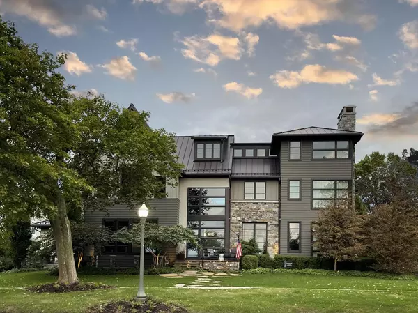 1105 W Main St, Lake Geneva, WI 53147