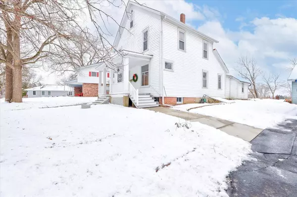 Pewaukee, WI 53072,445 High St