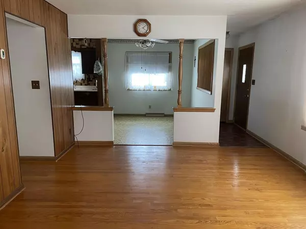 Milwaukee, WI 53221,1553 W Denis Ave