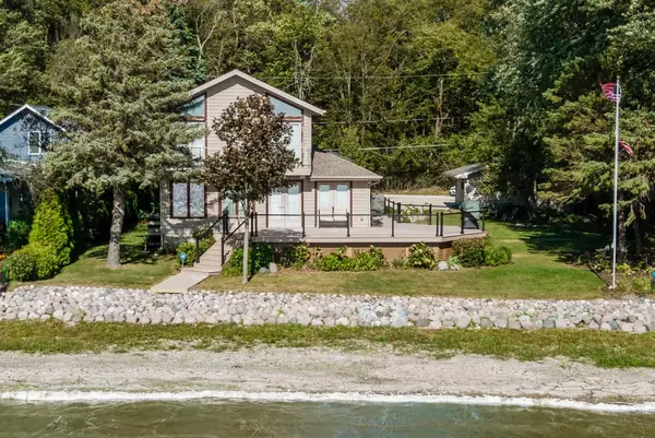 23235 N Shore Dr, Kansasville, WI 53139