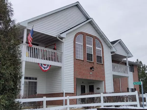 W241N2507 E Parkway Meadow CIRCLE #7, Pewaukee, WI 53072