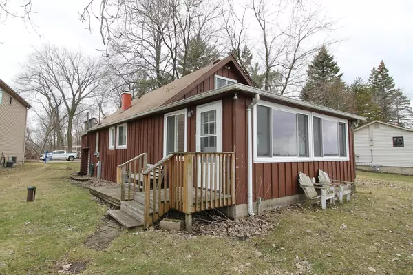 24210 Peninsula Dr, Kansasville, WI 53139