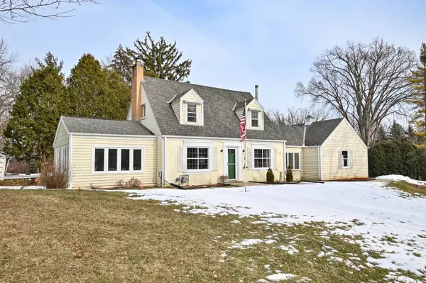 1085 Grandview Dr, Elm Grove, WI 53122