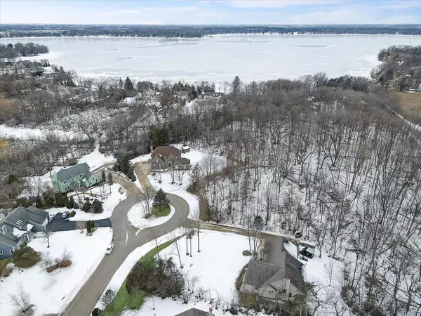 N63W38230 La Belle Villa Dr, Oconomowoc, WI 53066