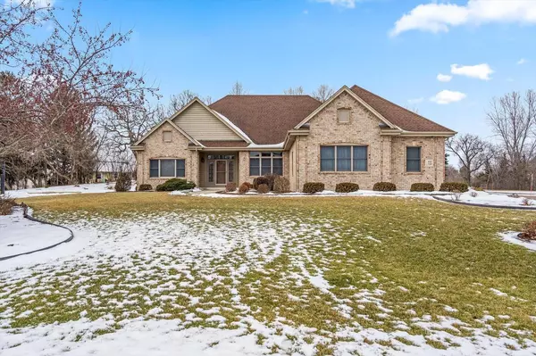 W263N2811 Coachman Dr, Pewaukee, WI 53072