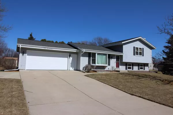 N76W15366 Prairie Ln, Menomonee Falls, WI 53051