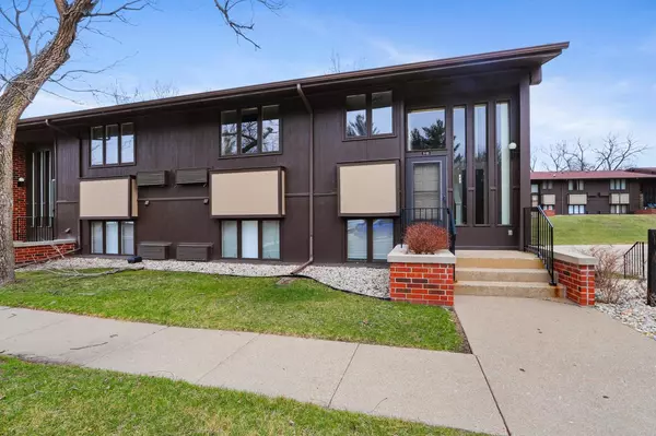 5 Zurich Ct #05-02, Lake Geneva, WI 53147