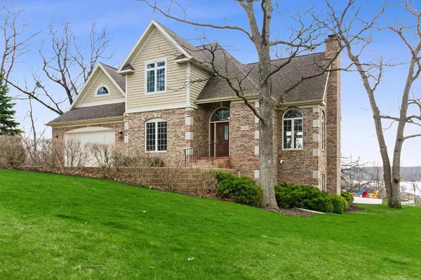 1301 Prestwick Dr, Lake Geneva, WI 53147