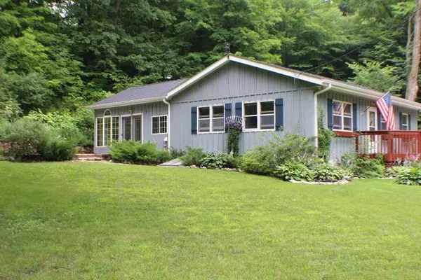 8990 Fernbrook Dr, Fredonia, WI 53021