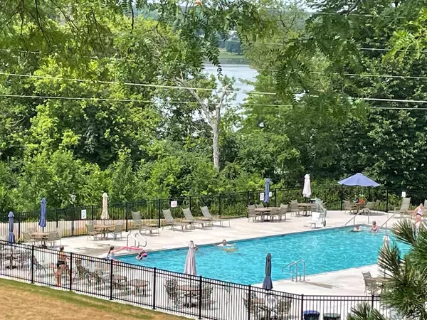 34 Lausanne Ct #34-02, Lake Geneva, WI 53147