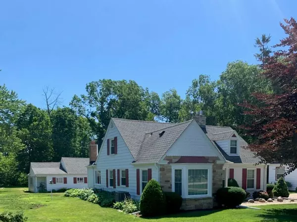 157 S Lakeshore Dr, Racine, WI 53403