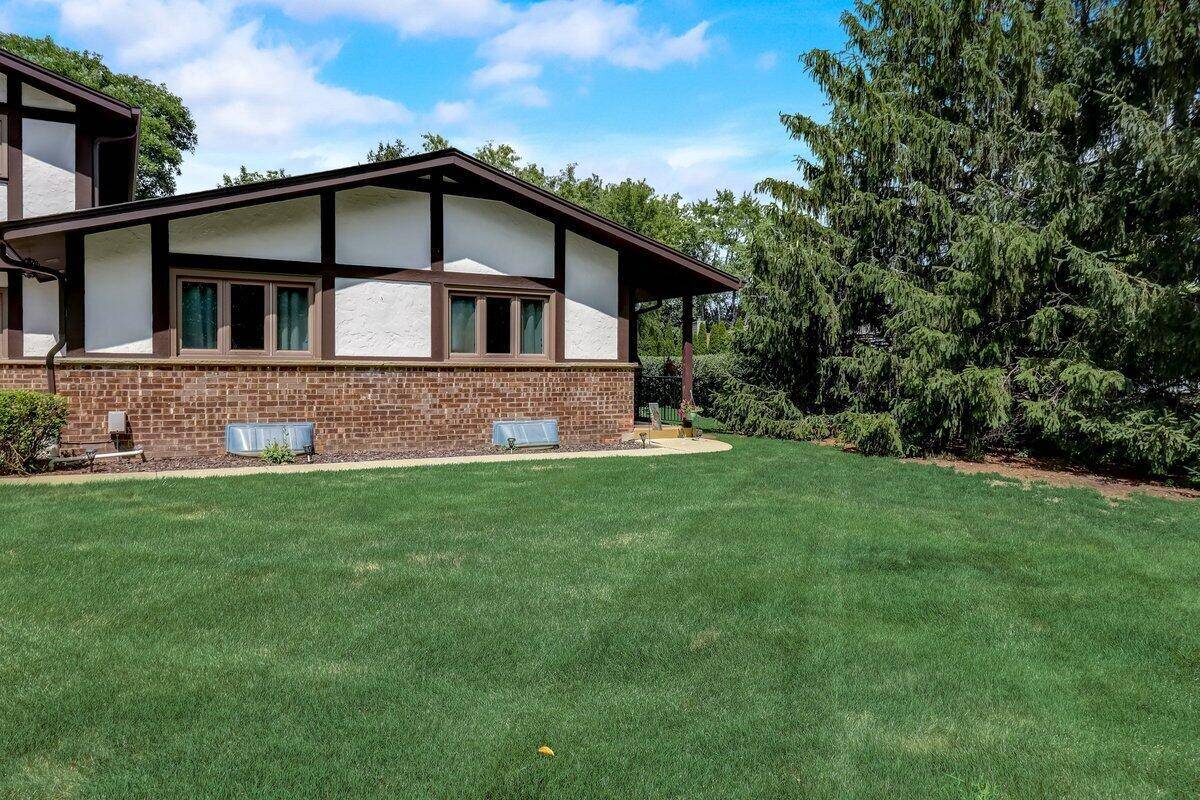17650 Nassau DRIVE, Brookfield, WI 53045