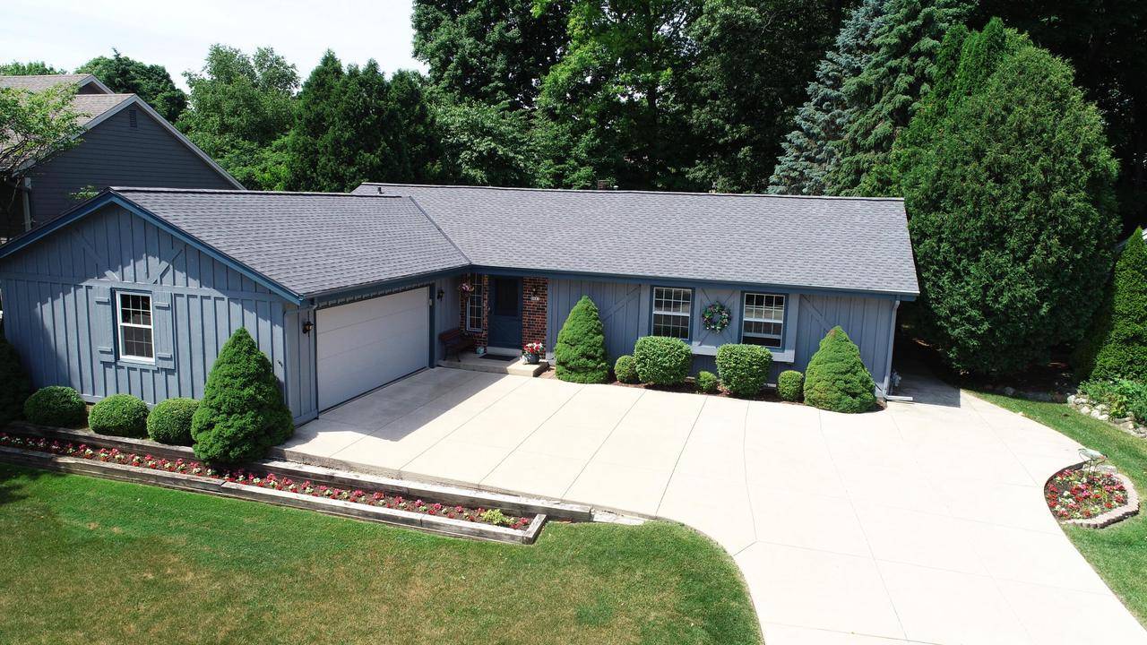 1883 Cypress DRIVE, Grafton, WI 53024
