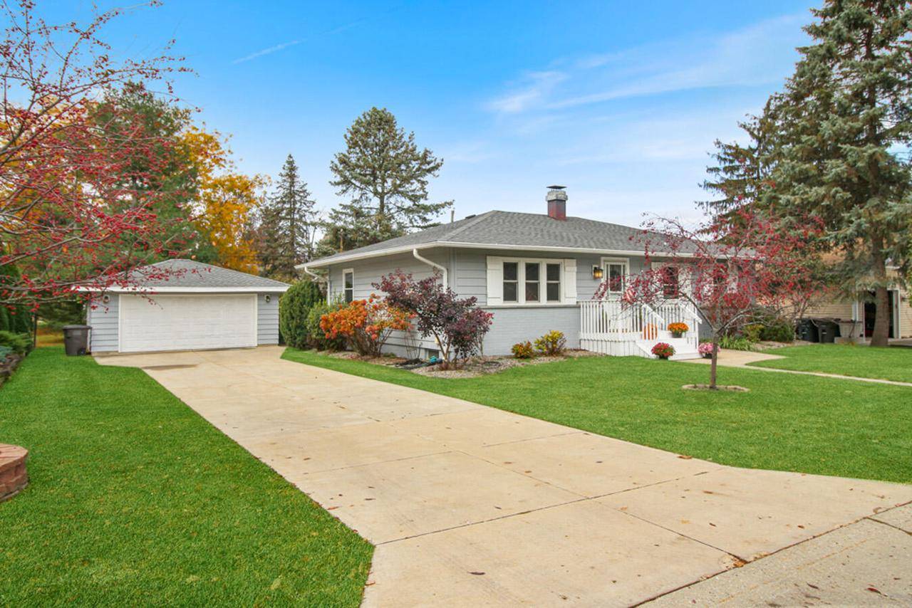 1032 Bonnie Brae LN, Lake Geneva, WI 53147