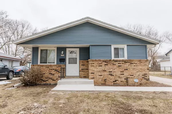 1950 W Kneeland STREET, Milwaukee, WI 53205