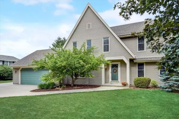 W226N2530 Oakwood LANE, Waukesha, WI 53186