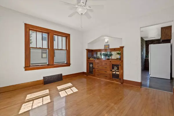 South Milwaukee, WI 53172,1323 Menomonee AVENUE