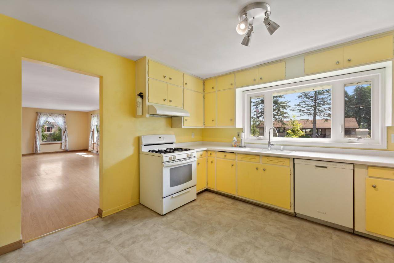East Troy, WI 53120,1859 East DRIVE