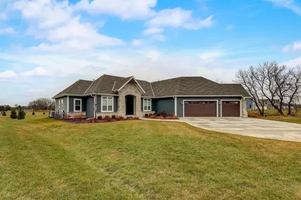 W277N8977 Monarch DRIVE, Hartland, WI 53029