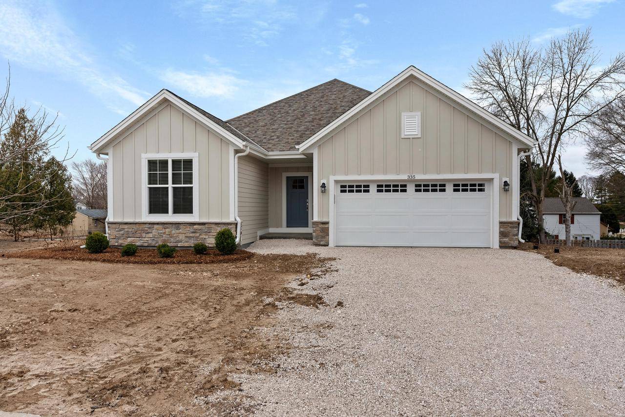 Pewaukee, WI 53072,335 Sandy CIRCLE