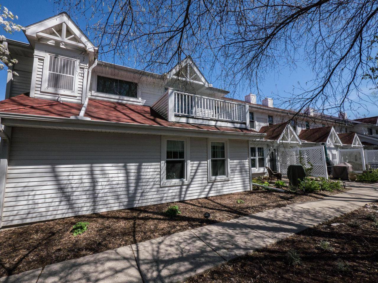 6055 S Crosswinds DRIVE #2, Cudahy, WI 53110