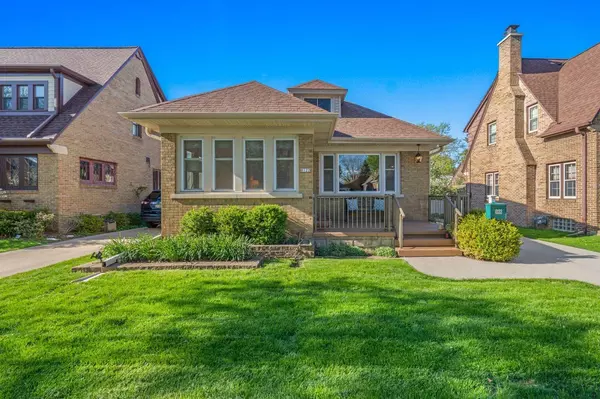 Wauwatosa, WI 53213,8122 Richmond COURT