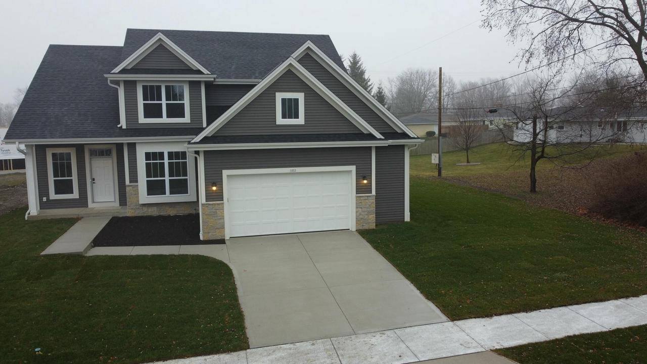 Pewaukee, WI 53072,1022 Ridgeway DRIVE