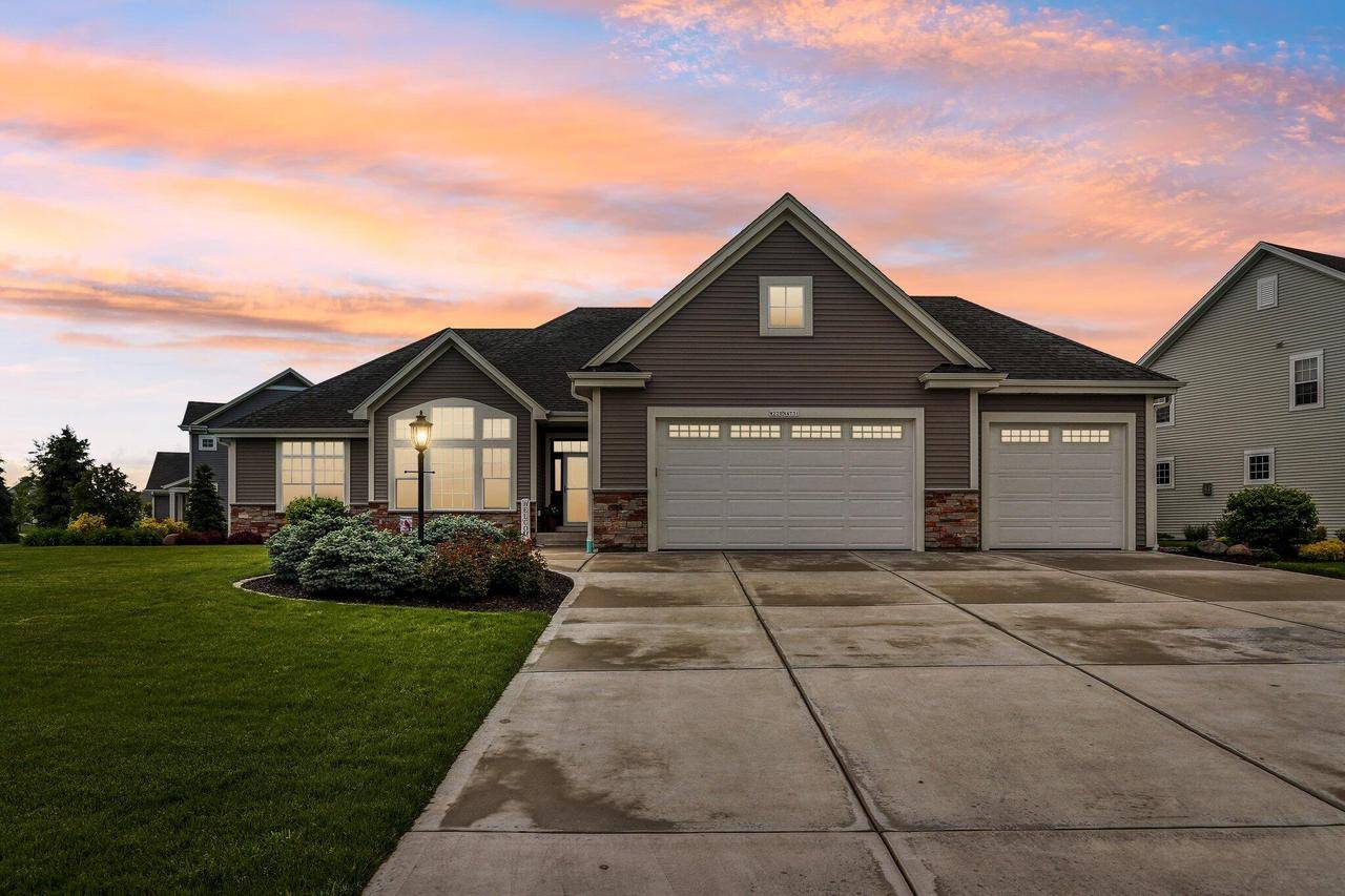 W220N4731 Woodleaf WAY, Pewaukee, WI 53072