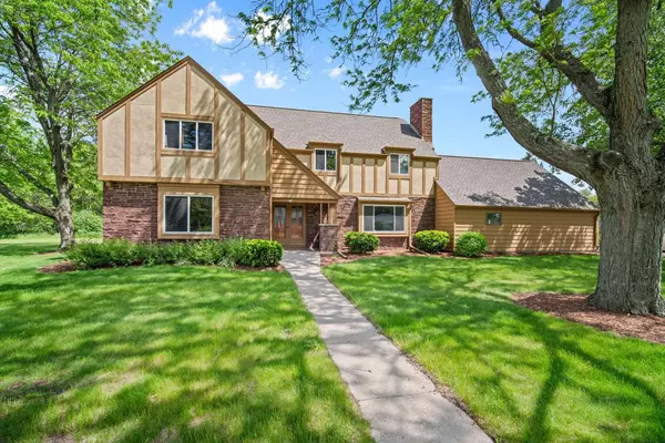 909 Old Tower ROAD, Oconomowoc, WI 53066