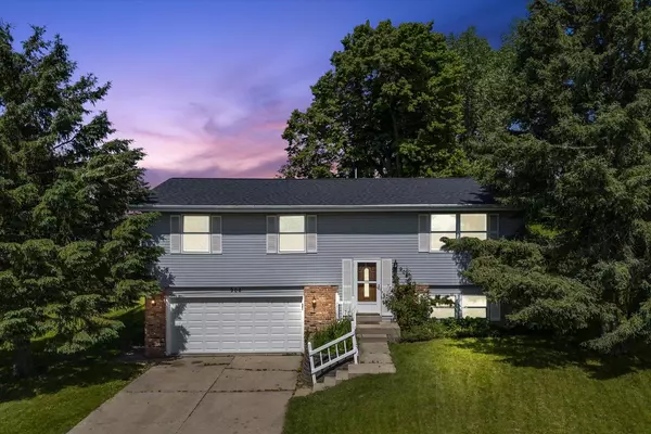 906 Kings Ridge COURT W, West Bend, WI 53090